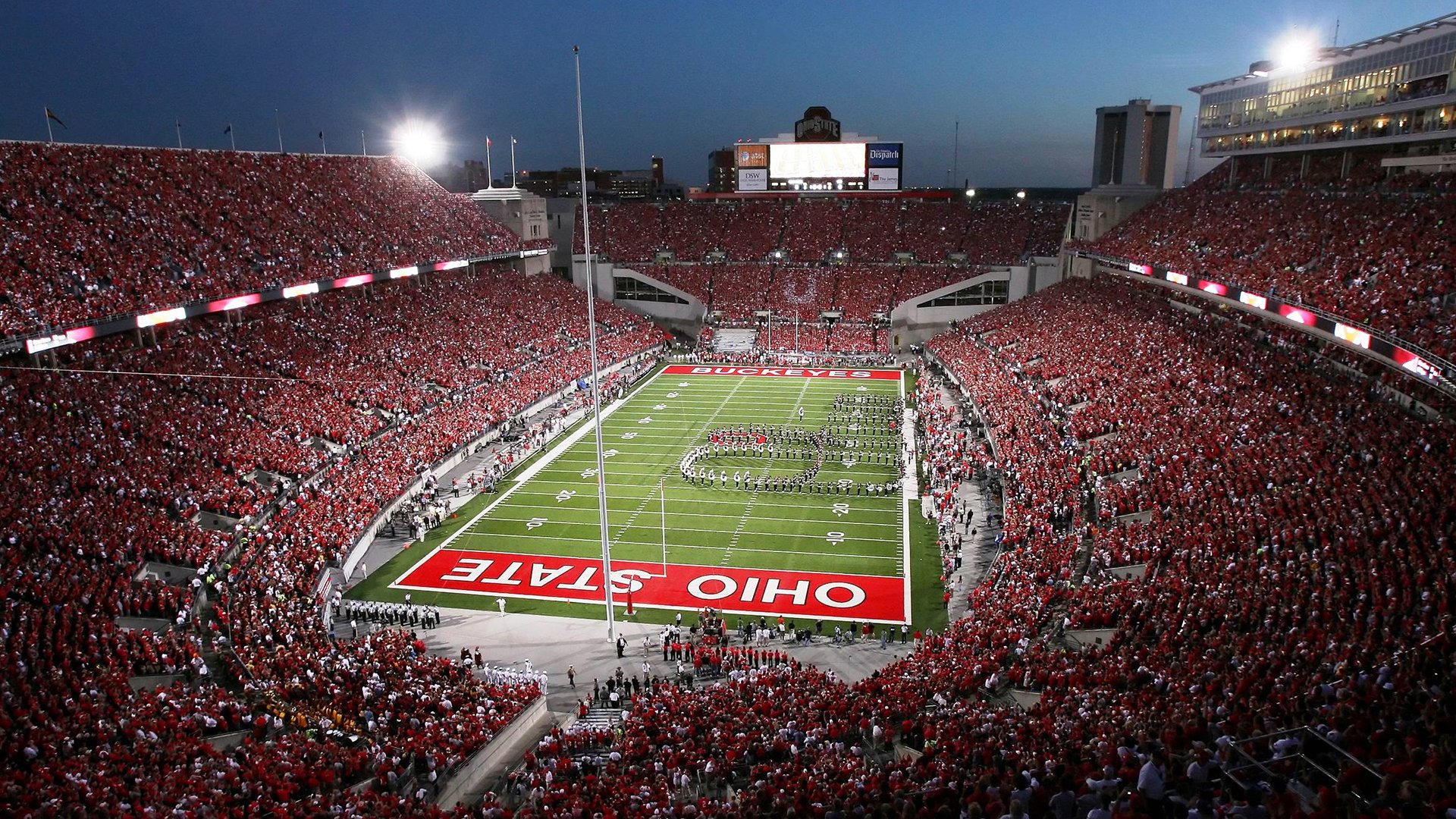 当红龙咆哮于老特拉福德，威尔士斩落曼联，莱万在欧冠半决赛接管比赛的双重启示